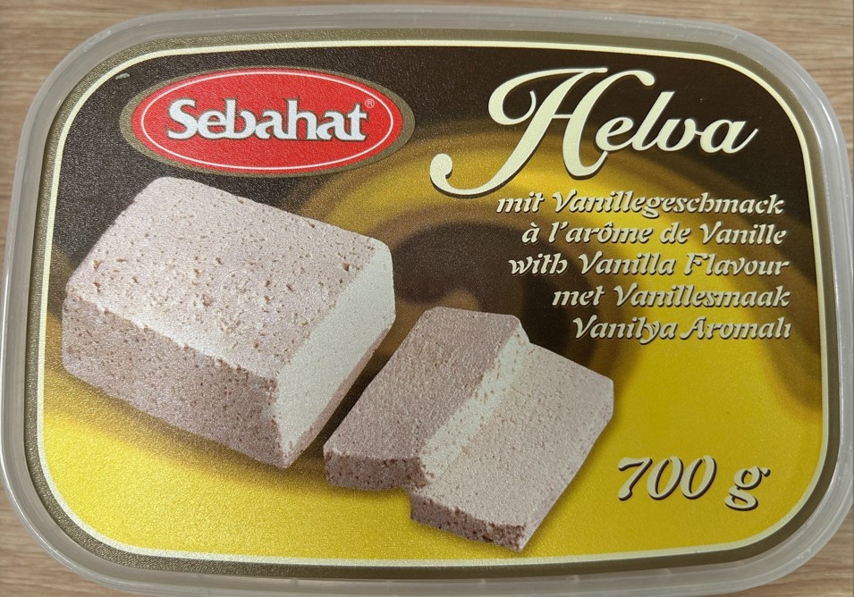 verweist auf: Produktabbildung Helva mit Vanillegeschmack der Marke Sebahat (Quelle: TOK Food) Pictured is the lid of a plastic packaging with a sliced Helva