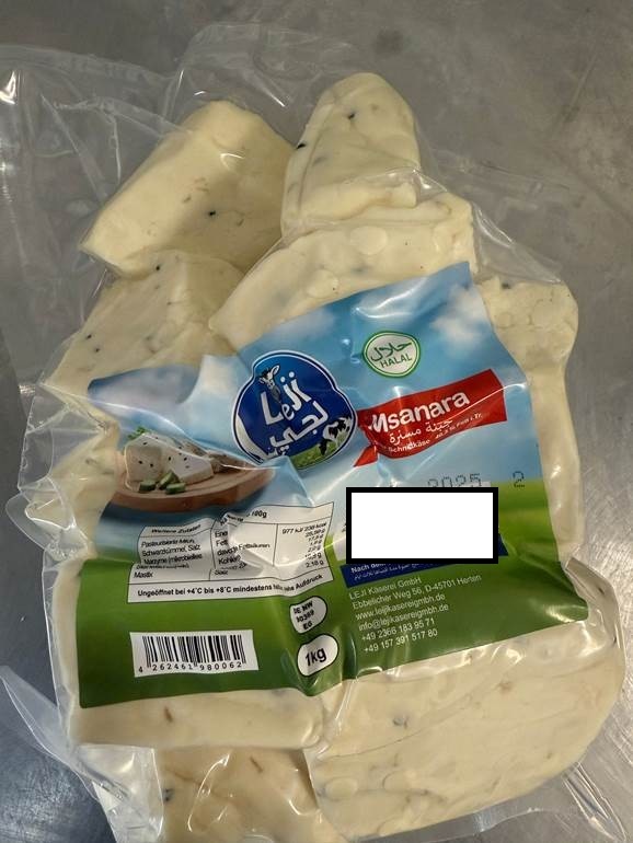 verweist auf: Msanarakäse (Quelle: Leij Käserei GmbH) abgebildet ist ein fast weißer Käse in Vakuumverpackung mit erkennbarer Kennzeichnung und der Produktbezeichnung "Msanara" auf der Oberseite
