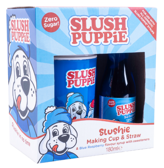 verweist auf: Produktfoto SLUSH PUPPiE Making Cup & Straw - Blue Raspberry flavour syrup with sweeteners (Quelle: Fizz Creations Ltd) Abgebildet ist eine blau-rot bedruckte Pappverpackung mit einem Slush Puppie Cup und einem Slush Puppie Sirup in der Geschmacksrichtung Blue Raspberry