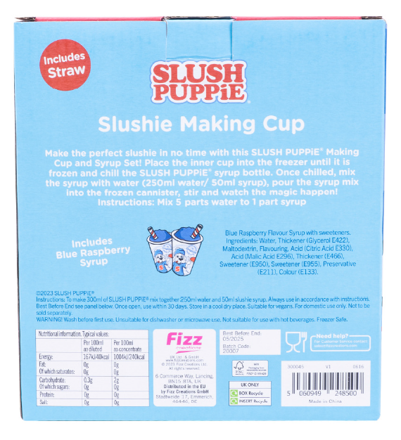 verweist auf: Produktfoto (Rückseite) SLUSH PUPPiE Making Cup & Straw - Blue Raspberry flavour syrup with sweeteners (Quelle: Fizz Creations Ltd) Abgebildet ist die Rückseite mit Kennzeichnung der blau-rot bedruckten Pappverpackung der Geschmacksrichtung Blue Raspberry