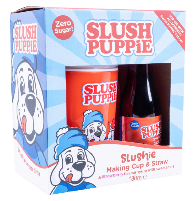 verweist auf: Produktfoto SLUSH PUPPiE Making Cup & Straw - Strawberry flavour syrup with sweeteners (Quelle: Fizz Creations Ltd) Abgebildet ist eine blau-rot bedruckte Pappverpackung mit einem Slush Puppie Cup und einem Slush Puppie Sirup in der Geschmacksrichtung Strawberry