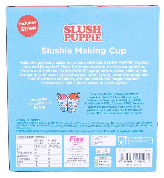 verweist auf: Produktfoto (Rückseite) SLUSH PUPPiE Making Cup & Straw - Strawberry flavour syrup with sweeteners (Quelle: Fizz Creations Ltd) Abgebildet ist die Rückseite mit Kennzeichnung der blau-rot bedruckten Pappverpackung der Geschmacksrichtung Strawberry