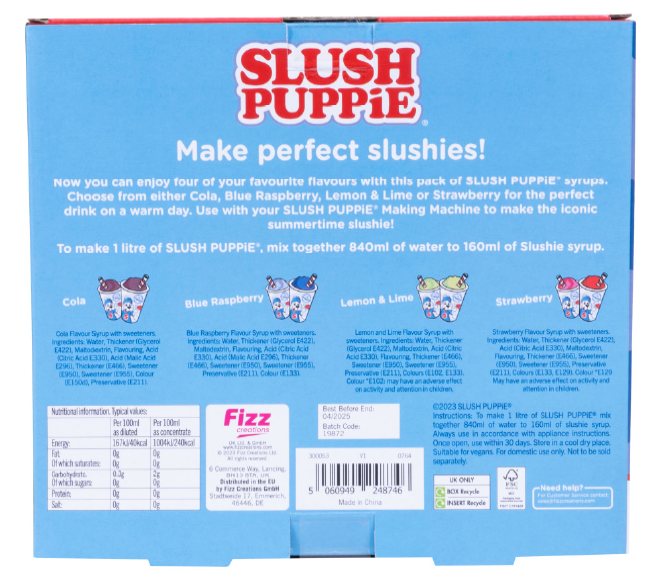 verweist auf: Produktfoto (Rückseite) SLUSH PUPPiE 4 Pack of Syrups - Blue Raspberry, Strawberry, Lemon & Lime and Cola (Quelle: Fizz Creations Ltd) Abgebildet ist die Rückseite der blau-rot bedruckten Pappverpackung mit einem Viererpack der Slush Puppie Sirups in den Geschmacksrichtungen Cola, Blue Raspberry, Lemon & Lime und Strawberry